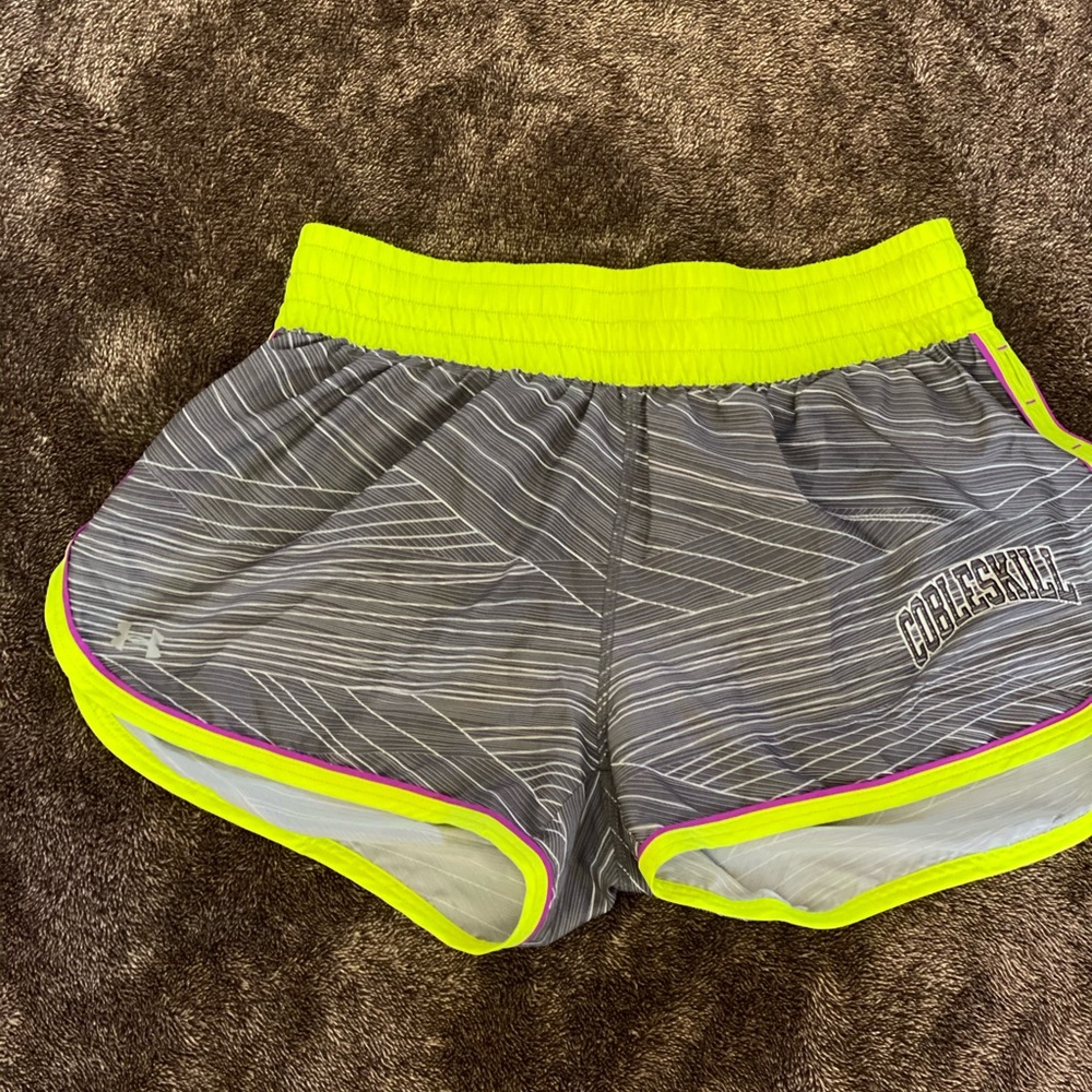 UNDER AMOUR WOMEN’s SHORT PANTS